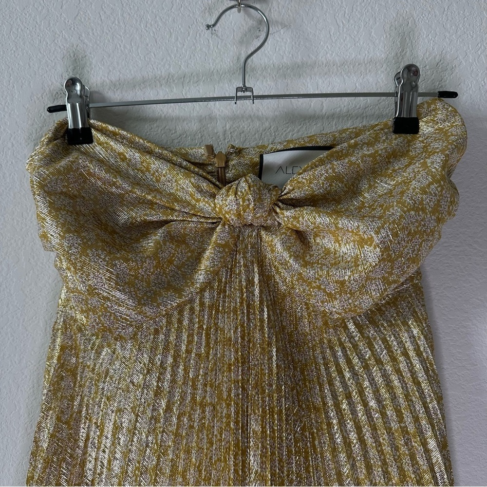 Alexis Joya Pleated Strapless Gown Maxi Dress
Metallic Gold Lame Rare SZ S - Picture 5 of 11